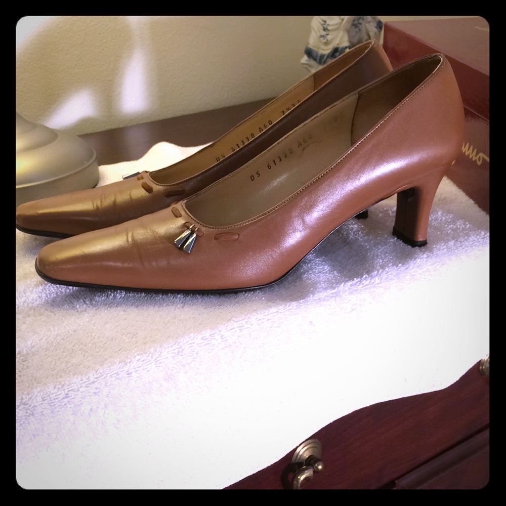 Ferragamo Absolutely the most classic pump!